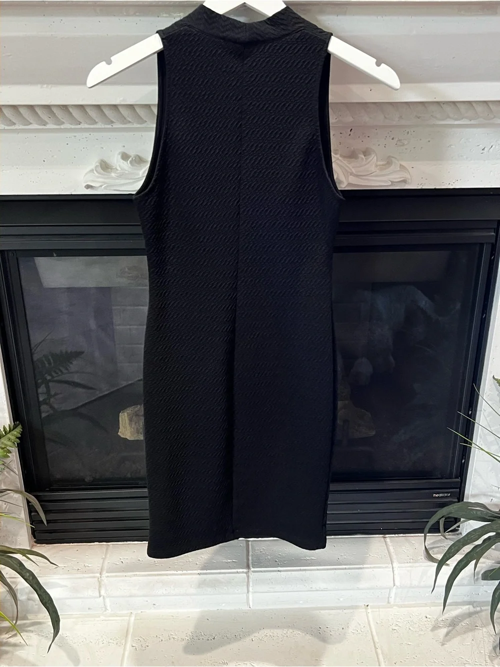 Astr Black Textured V-Neck Midi Dress - Picture 4 of 4